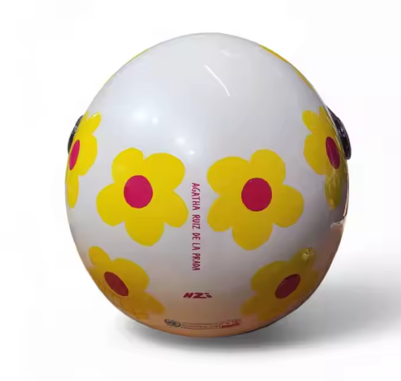 NZI casco moto jet Pasarela Agatha Ruiz de la Prada Margaritas - Imagen 3